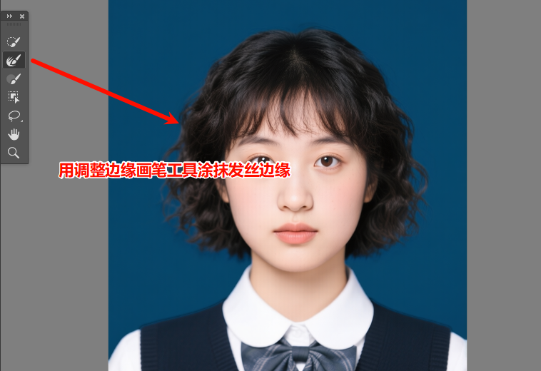 左侧工具栏选择“调整边缘画笔”，涂抹图中的发丝边缘