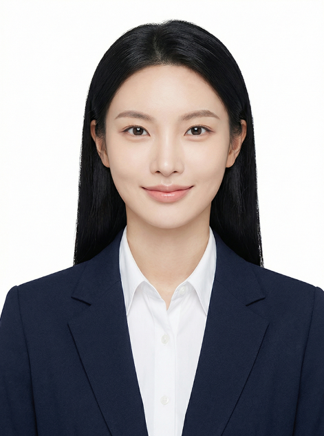 打开PS软件，点击「文件-打开」，导入需要换底色的证件照