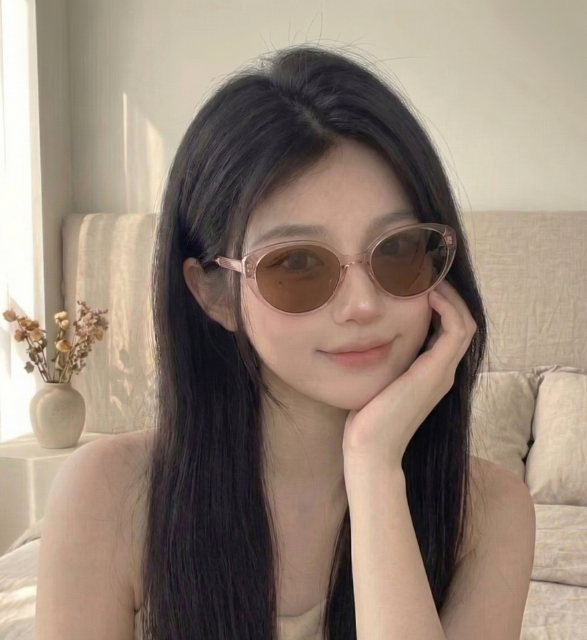 将墨镜精准穿戴在模特脸上，且完美保留墨镜的细节