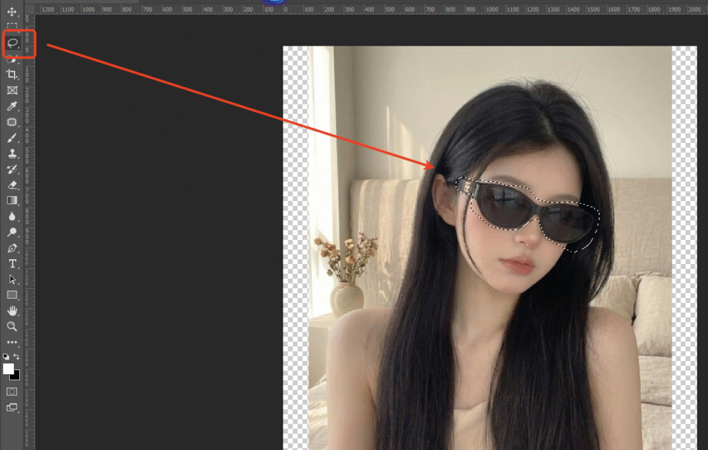 选择PS左侧的套索工具（快捷键L），精准圈选模特脸上原有的墨镜区域