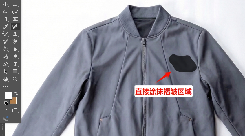 用污点修复画笔工具,涂抹衣服褶皱处