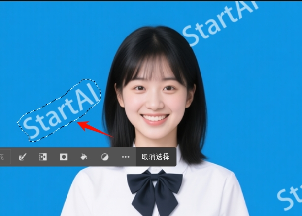 在PS中用套索工具或矩形选框工具,框选水印区域