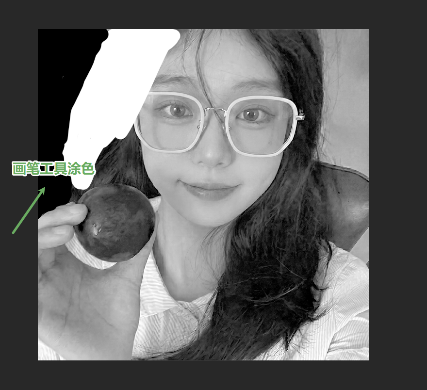 用画笔工具,白色画笔把人物身体涂白,黑色画笔把背景涂黑
